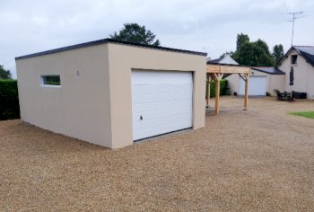 Garage en béton enduit avec Carport